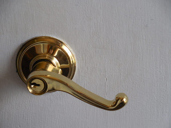 How to change a doorknob